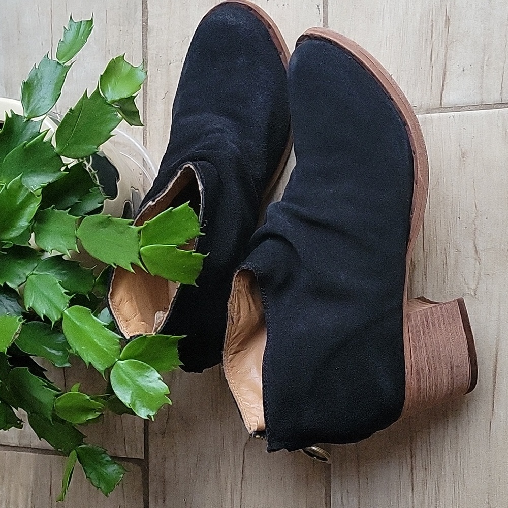 Beek Eaglet - Black Suede Booties